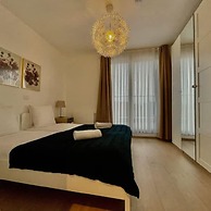 Modern 1BR Near Diamond District by Oneluxstay
