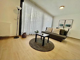 Modern 1BR Near Diamond District by Oneluxstay
