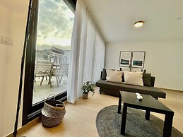 Modern 1BR Near Diamond District by Oneluxstay
