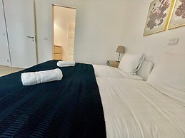 Modern 1BR Near Diamond District by Oneluxstay