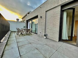 Modern 1BR Near Diamond District by Oneluxstay