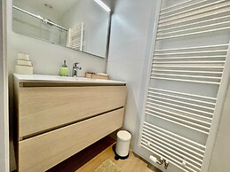 Modern 1BR Near Diamond District by Oneluxstay