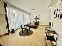 Modern 1BR Near Diamond District by Oneluxstay