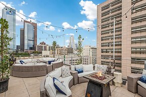 Stylish 2br/2ba At HWH by Oneluxstay