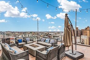 Stylish 2br/2ba At HWH by Oneluxstay