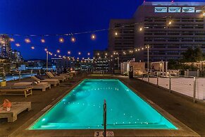 Stylish 2br/2ba At HWH by Oneluxstay