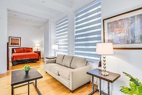Stylish 2br/2ba At HWH by Oneluxstay