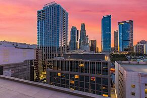 Stylish 2br/2ba At HWH by Oneluxstay