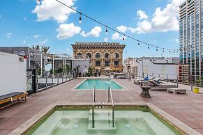 Stylish 2br/2ba At HWH by Oneluxstay