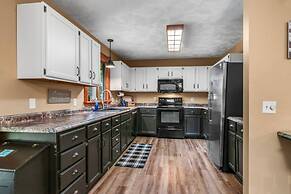 Lakeside Getaway Includes Hot Tub pet Friendly