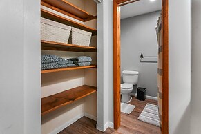 Lakeside Getaway Includes Hot Tub pet Friendly