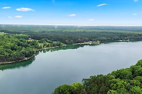 Lakeside Getaway Includes Hot Tub pet Friendly