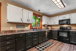 Lakeside Getaway Includes Hot Tub pet Friendly