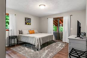 Lakeside Getaway Includes Hot Tub pet Friendly