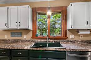 Lakeside Getaway Includes Hot Tub pet Friendly