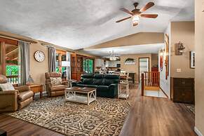 Lakeside Getaway Includes Hot Tub pet Friendly