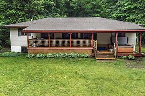 Lakeside Getaway Includes Hot Tub pet Friendly