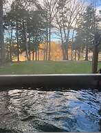 Lakeside Getaway Includes Hot Tub pet Friendly