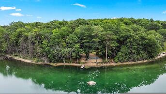 Lakeside Getaway Includes Hot Tub pet Friendly