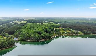 Lakeside Getaway Includes Hot Tub pet Friendly