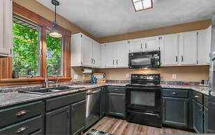 Lakeside Getaway Includes Hot Tub pet Friendly