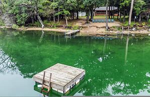 Lakeside Getaway Includes Hot Tub pet Friendly