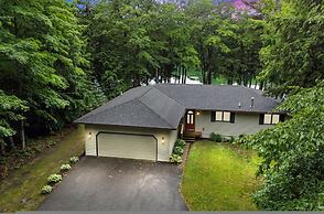 Lakeside Getaway Includes Hot Tub pet Friendly