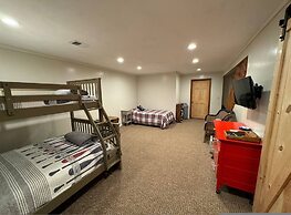 Lakeside Getaway Includes Hot Tub pet Friendly