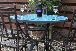 4guests-2br-privategarden-freeparking