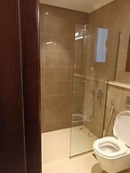 Elegant Studio With Pool Views