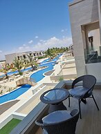 Elegant Studio With Pool Views