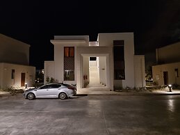 Elegant Studio With Pool Views