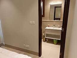 Elegant Studio With Pool Views