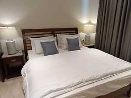 Elegant Studio With Pool Views