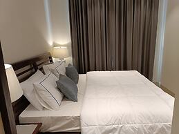 Elegant Studio With Pool Views