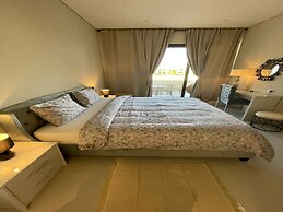 Elegant Lagoon View With Balcony