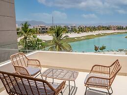 Elegant Lagoon View With Balcony