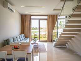 Elegant Lagoon View With Balcony