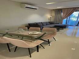 Elegant Lagoon View With Balcony