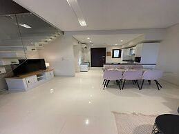 Elegant Lagoon View With Balcony