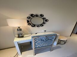 Elegant Lagoon View With Balcony