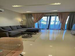 Elegant Lagoon View With Balcony