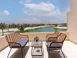 Elegant Lagoon View With Balcony