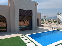 Cozy 2-bedroom Poolside Haven