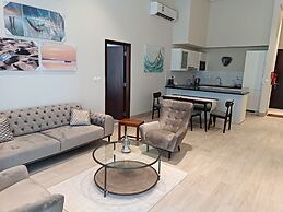 Cozy 2-bedroom Poolside Haven