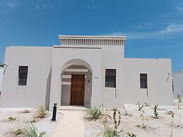 Cozy 2-bedroom Poolside Haven