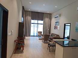 Cozy 2-bedroom Poolside Haven