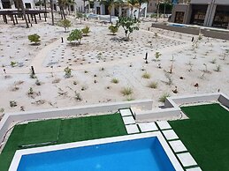 Cozy 2-bedroom Poolside Haven