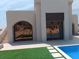 Cozy 2-bedroom Poolside Haven