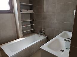 Cozy 2-bedroom Poolside Haven